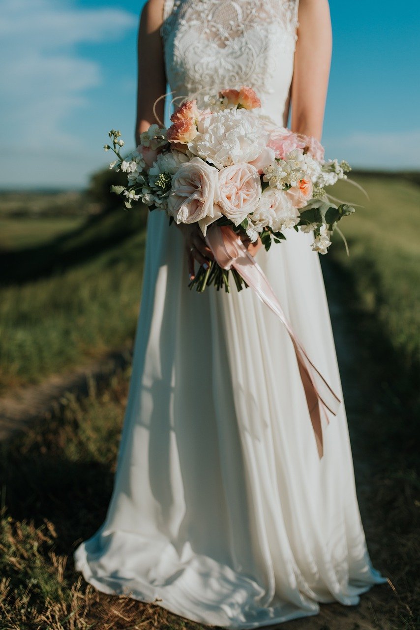 Bride Wedding Dress Bouquet Flowers  - OlcayErtem / Pixabay